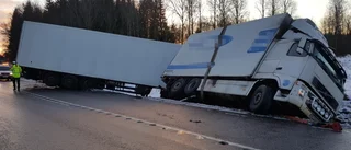 Lastbil välte över riksväg 34