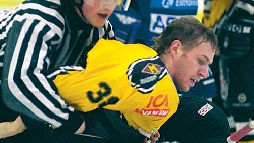Andreas Zukiewiez skämde ut sig rejält då han överföll Boros målvakt och drog på sig ett matchstraff. Utvisningen kom i ett läge där VH jagade kvittering och sedan kunde laget aldrig hämta sig utan fick se sig besegrade med 4-1. Förlusten innebar också att VH är borta från play-off. Foto: Magnus Strömsten