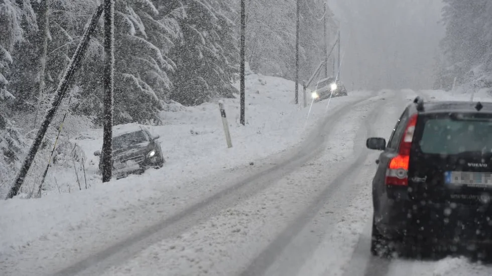 Flera bilar körde av riksväg 35 söder om Åtvidaberg på lördagen.