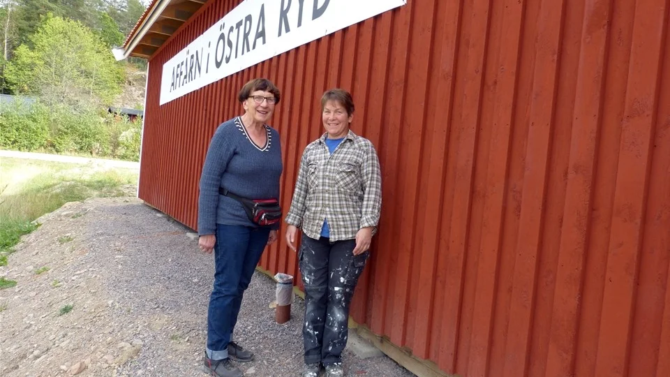 Maggan Hultström och Anci Carlsson vid den nya affären i Östra Ryd som kommer att få namnet Handlarn, som är ett Axfoodkoncept. Foto: Leif Larsson