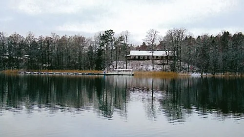 Kalvudden skulle kunna vara ett alternativ för camping. I så fall på "roddavstånd" från Rimforsa samhälle.