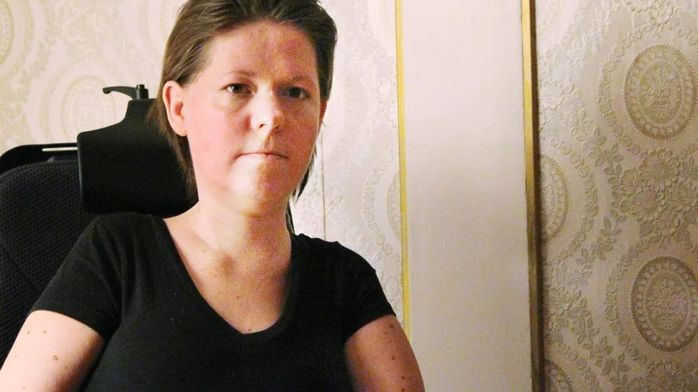 Förtvinar. Sara Almroth blir sakta men säkert svagare på grund av sin muskelsjukdom. Hon får inte  chansen att bromsa förloppet med ett nytt läkekedel.