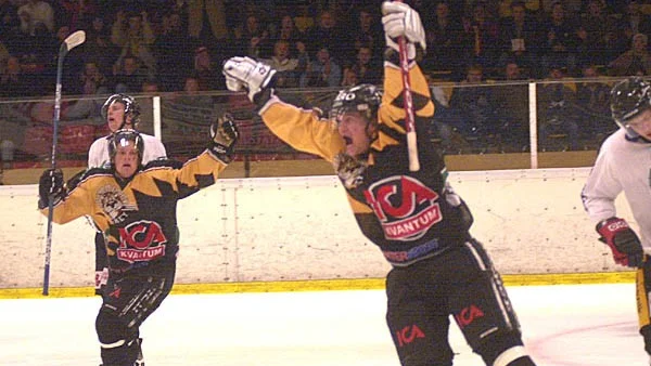 Andreas Malmunger skriker ut sin glädje efter att ha gjort 2-1. Joakim Olofsson är inte sen att gratulera.