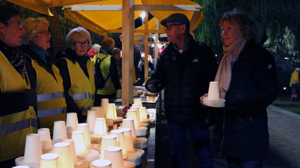 Lyser upp. Här pågår ljusförsäljningen för fullt. Föreningen Lions Club Linköping/Valla och kvinnoföreningen Roxina hoppas sälja 700 ljusbåtar.