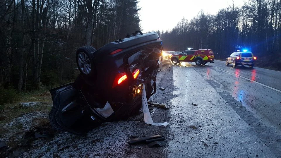 Bilen blev helt demolerad vid olyckan i Pelarne i kväll.