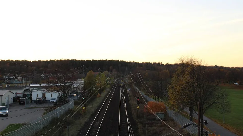 Vy västerut från Bergsvägen. Barhäll till vänster och Skäggetorp till höger.