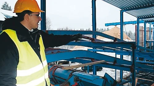 Thomas Gustafsson, vd för VIDA Bruza vid den råsorteringsanläggning som är kvar att driftsätta inom kort vid anläggningen i Hjältevad.