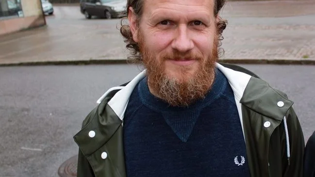 Jakob Fahlstedt, skådespelare med starka Vimmerby kopplingar. senast i somras spelade han i ALV. Nu är han aktuell i den hyllade kriminalserien "Bron" där sista säsongen nu visas i SVT.