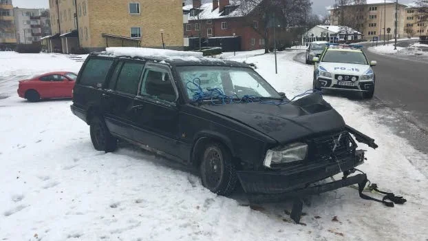 Krock. Den 20-årige mannen fick sladd och krockade med en lyktstolpe.