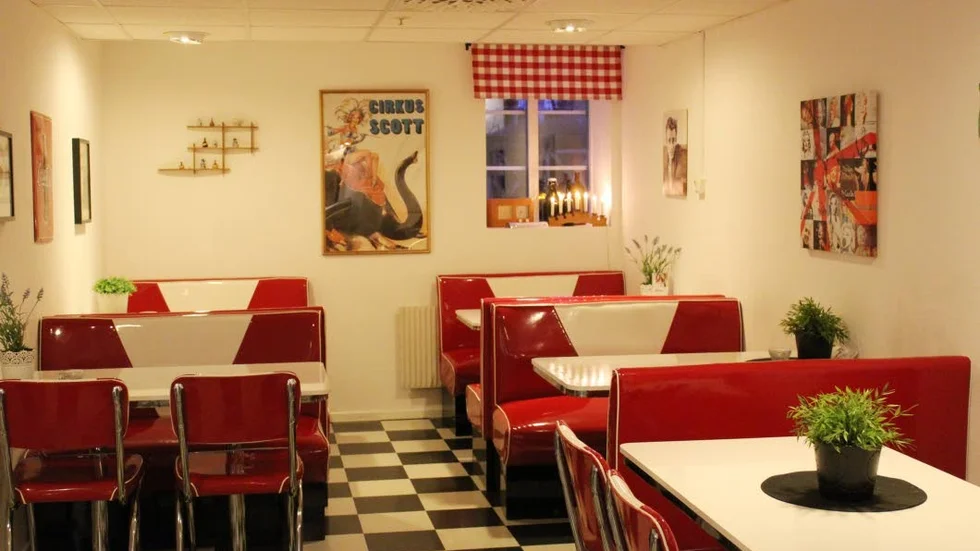 Plats för fika. En gång ett arbetarkafé, men nu har cirkuskaféet en helt annan stil.