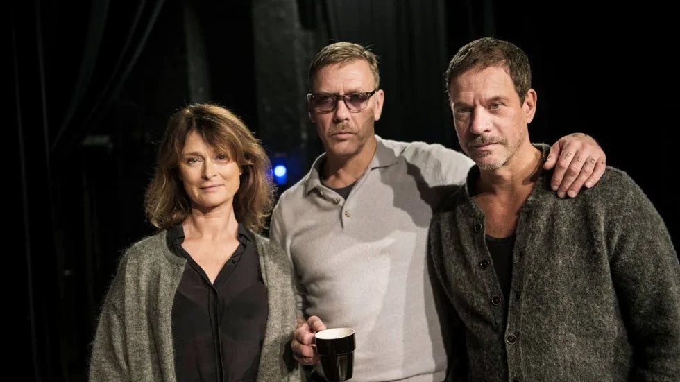 Äktenskapsdrama. Lena Endre, Mikael Persbrandt och Thomas Hanzon gör rollerna i Strindbergs "Dödsdansen".