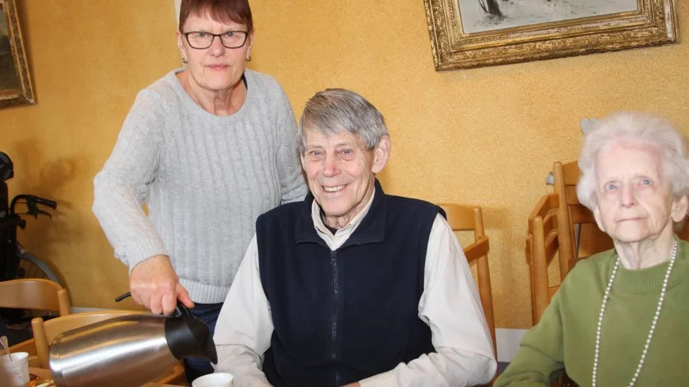 Först kaffe. Sedan musik. Ingvor Johansson serverar Lars Andersson. T h Majbritt Josefsson.
