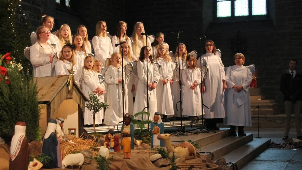 Sång. En ungdomskör framförde en mängd sånger som bidrog till stark julkänsla i klosterkyrkan.