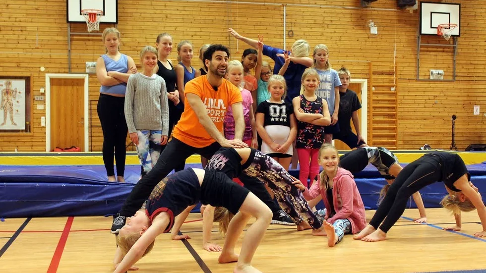 Gruppbild. Hela samlingen som deltog i tv-inspelningen. Med programledare Stephan Wilson i orange tröja, i mitten.