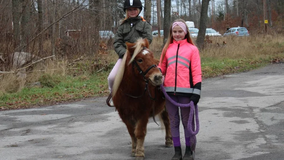 Ponnyridning. Felicia Hansson, 8 år, rider på shetlandsponnyn Ida. Melanie Hultgren leder.