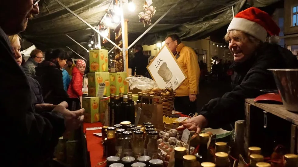 Kommers. Susanne Ahlander från Vråka sålde bland annat glögg och brända mandlar.