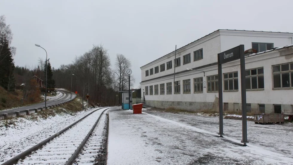 Försenad. Upprustningen av stationsområdet i Överum har blivit försenad.