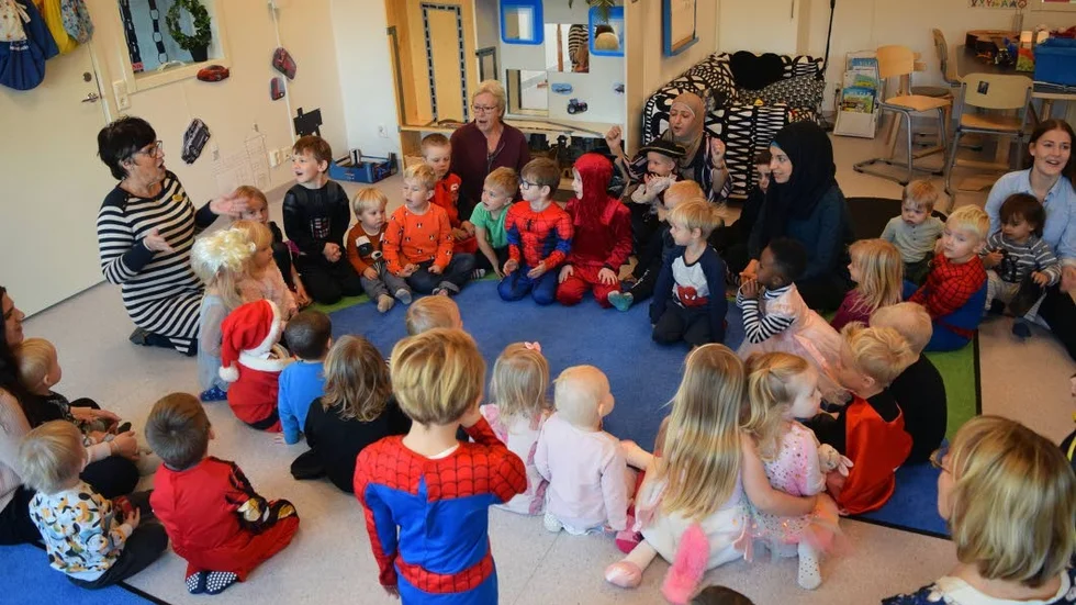 Sångstund. En del av firandet var att sjunga födelsedagssången för förskolan, under ledning av förskolechef Lena Karlsson, till vänster i bild.