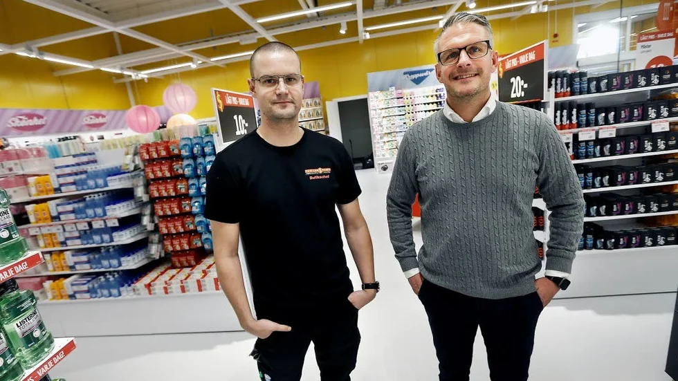 Butikschef Henrik Hedin och distriktschef John Engström i nya Dollarstorebutiken.