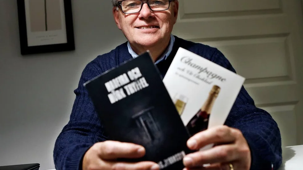 Lennart KG Johansson med sina två romaner.
