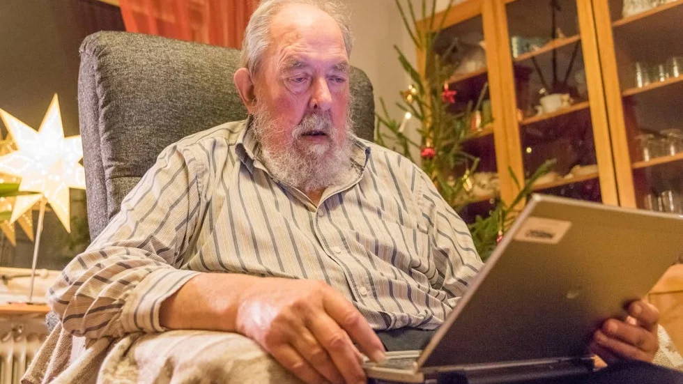 Surfar. Lennart Lundberg är gärna ute på internet för att läsa och hämta fakta.