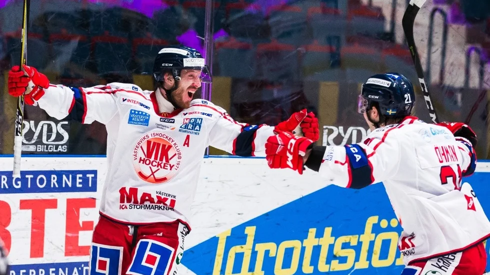 180221 Vsterviks Emil Georgsson jublar med Victor hman efter 1-4 under ishockeymatchen i Hockeyallsvenskan mellan AIK och Vstervik den 21 Februari 2018 i Stockholm. 
Foto: Kenta Jnsson / BILDBYRN / Cop 210