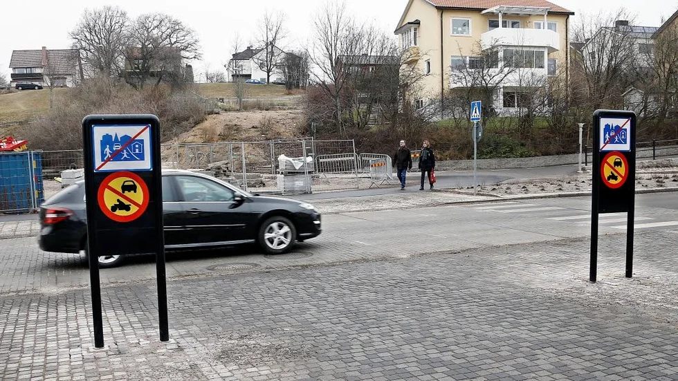Skyltning. Under somrarna och på nattetid är gatan dock stängd för motortrafik.