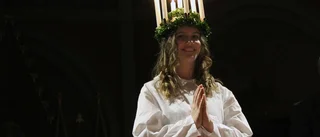 Lucia med tärnor spred ljus i mörkret