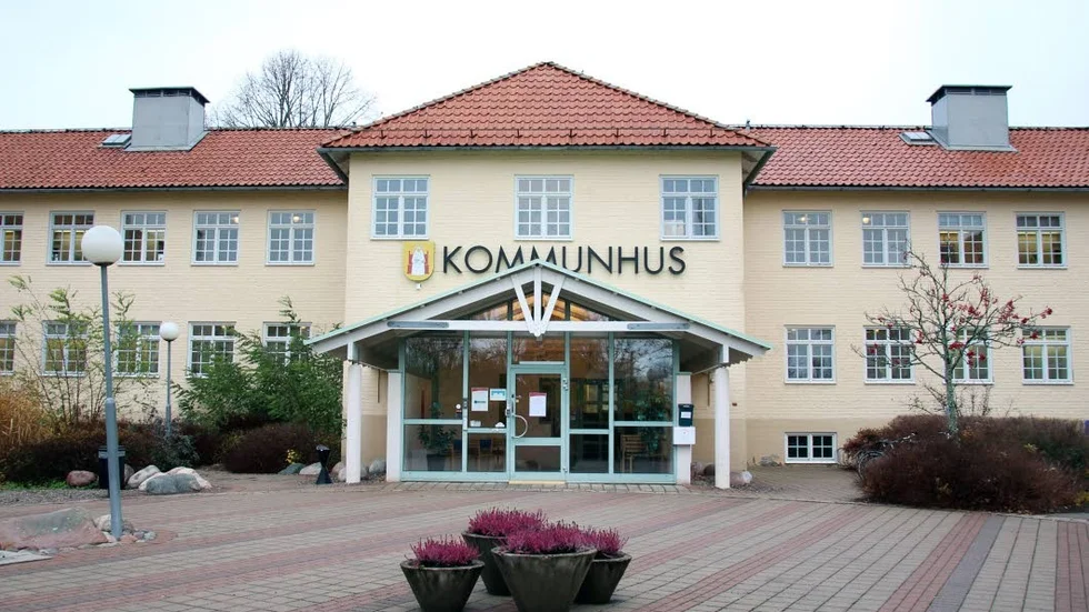 Vadstena kommun betalar löner till chefer som har slutat.