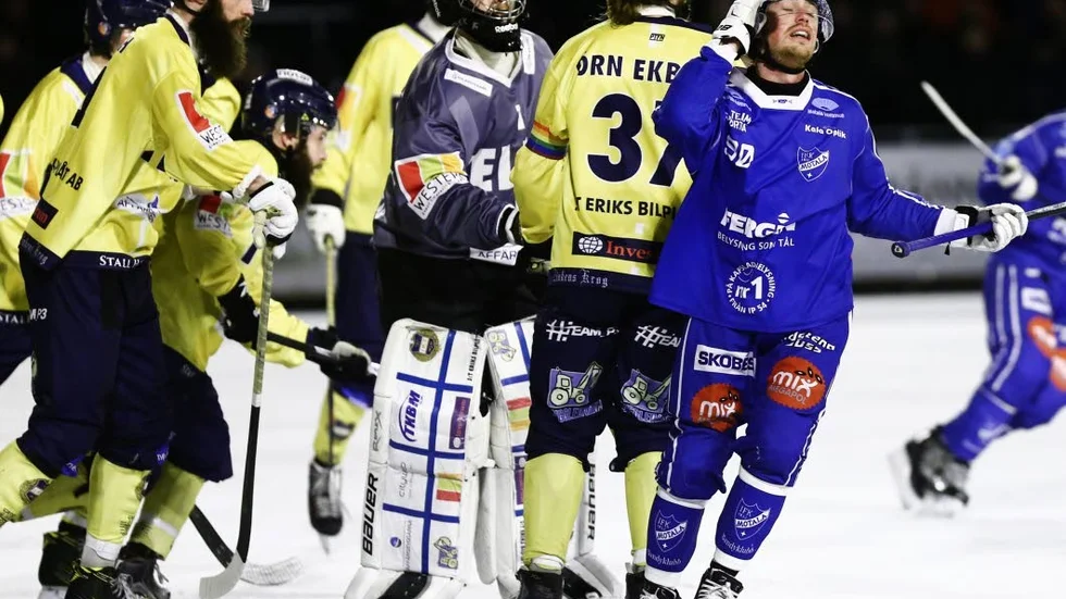 Jonas Oskarsson, Alexander Magnusson-Glaad och Jens Bollius diskuterar kvalet i bandy och ishockey. Plus helgen.