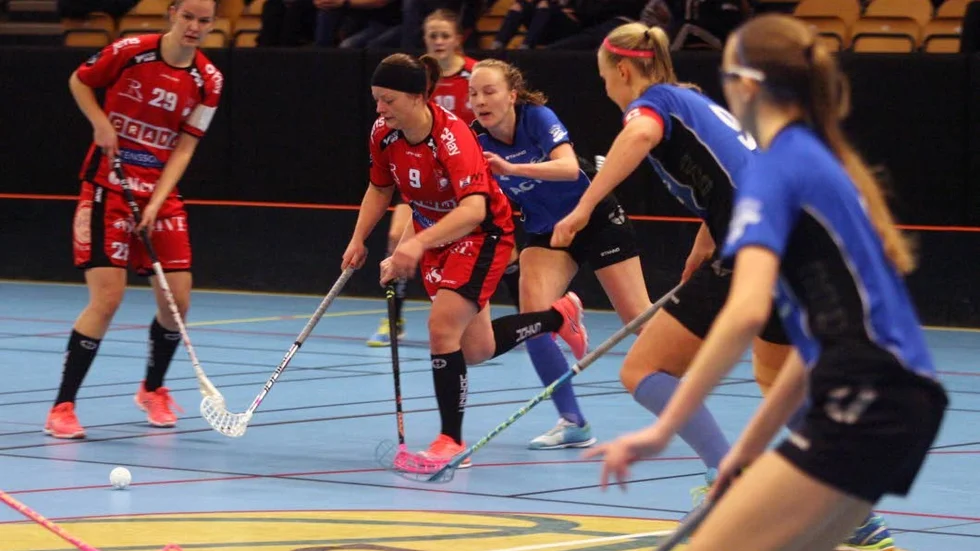 Carolin Törnberg sätter fart i seriefinalen, men Solfjäderstaden förlorade med 2-5 mot IBF Linköping.