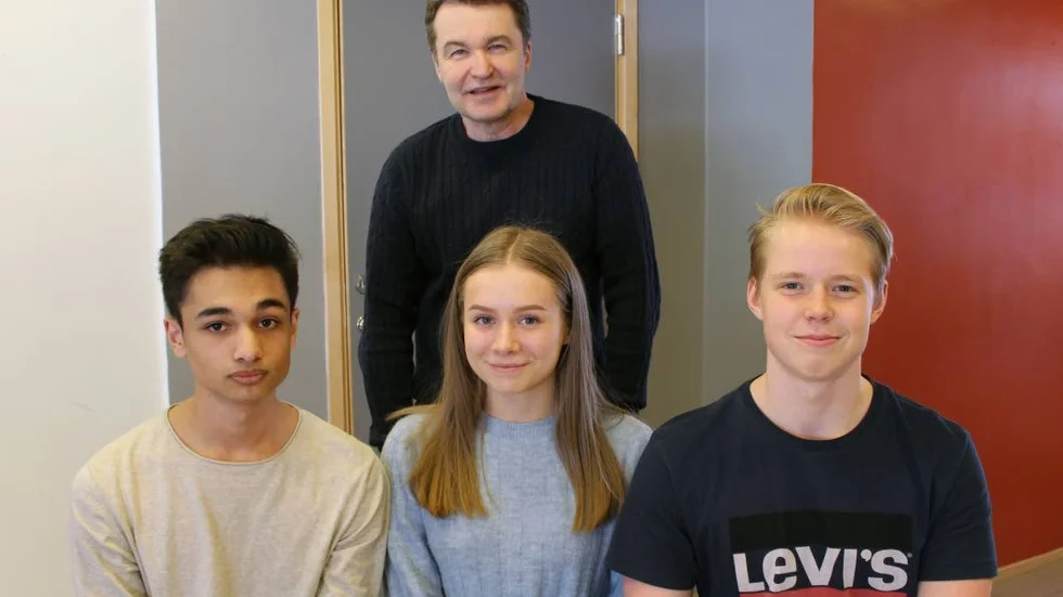 Mattesnillen. Aron Cullberg, Ida Wirskog och William Wadsten är riktigt duktiga på matematik. Bakom dem står deras lärare Bengt-Inge Nirvin.