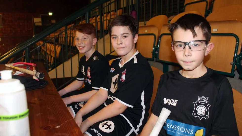Casper Jonsson, Daniel Karlsson och Hugo Rydell tog en paus på pressläktaren.