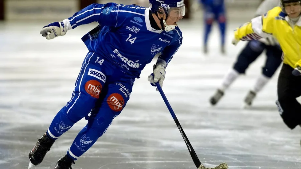 HJÄRNSKAKNING. Eric Lisell är hemma och vilar ut. Hjärnskakning, ömmande muskler och en nerv i kläm blev följderna av smällen mot Katrineholm. Han minns inget av händelsen. men hoppas snart vara tillbaka.
