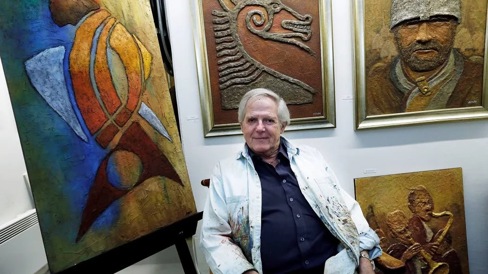 Hasse Ström i sitt galleri med bilden han representerade med i Pisa: "The Nordic Viking".