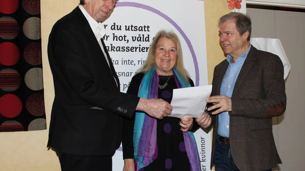 Ragnar Gyberg och Kjell Åkesson överlämnar ett värdebevis på 10 000 kronor till Tina Olby.