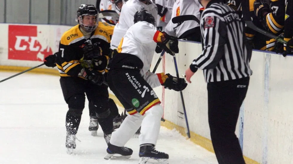STOPP. Jimmy Bothén och Motala AIF körde fast i omstarten av hockeytvåan. Chanser fanns, men Maif blev mållöst hemma mot Alvesta och förlorade med 0–1.