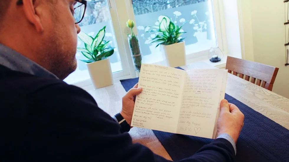 Henrik har sparat den dagbok som närstående skrev i under sjukhustiden. Anteckningarna har i efterhand hjälpt Henrik att få en klarare bild av vad som inträffade.
