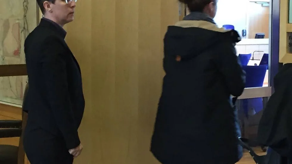 Kammaråklagare Helene Gestrin, till vänster, går in i rättssalen.