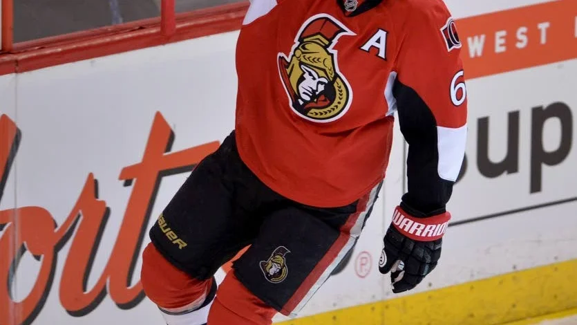 Karlsson är assisterande lagkapten i NHL-laget Ottawa Senators.