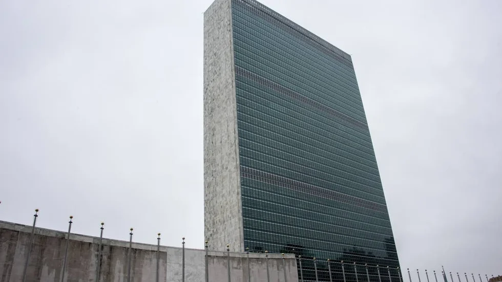 Här hålls toppmötet. FN:s högkvarter på Manhattan vid New York. Här kommer den 61:a upplagan av FN:s kvinnokommision att anordnas.