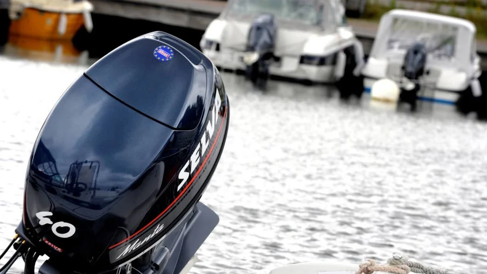 Båtmotor. En motorsåg och en båtmotor stals vid ett inbrott i ladugård.