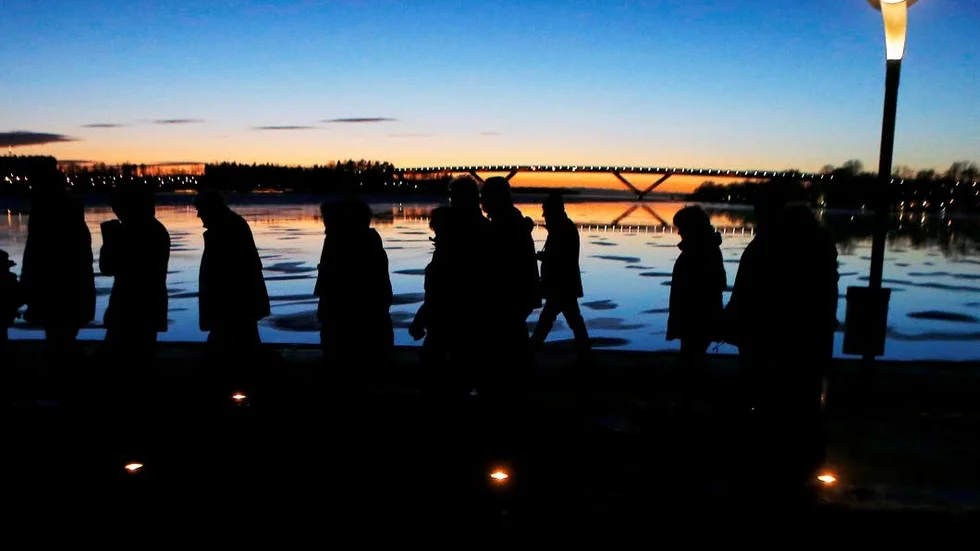 Tradition. Nyår firas med ljusvandring i Motala. Vissa punkter i programmet har dock ändrats efter knivdådet i Stadsparken.