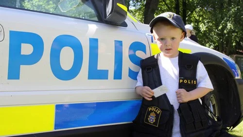 Helmer Berg från Ankarsrum fick en polislegitimation av filmpolisen Johan Tildemyr. Foto: Lena Dahlberg