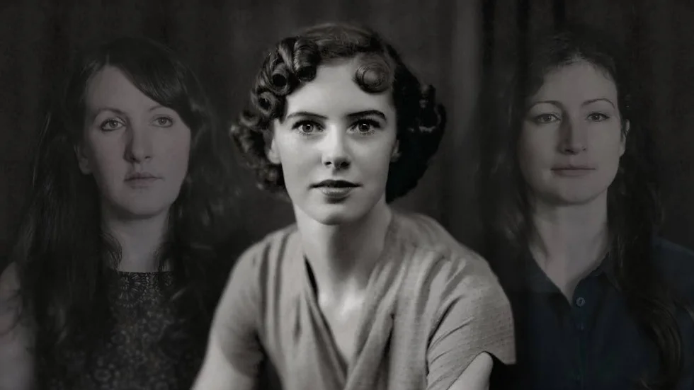 Molly Drake, mamma till artisten Nick Drake, omgiven av Becky och Rachel Unthank. Systrarna Unthank är uppvuxna i nordöstra England med folkmusiken ständigt närvarande i hemmet. De började sjunga tillsammans för att lillasyster Becky inte ville sjunga ensam på de fester man turades om att arrangera och där man förväntades klämma i med en sång.
