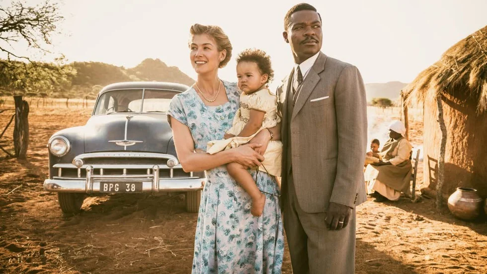 Rosamund Pike och David Oyelowo som Ruth Williams och Seretse Khama.