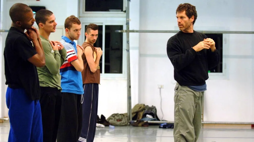 Den israeliske koreografen Ohad Naharin har skapat ett eget dansspråk som han kallar Gaga.