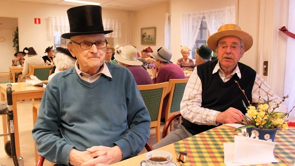 Erik Hultqvist i cylinderhatt och Tage Karlsson i sin sommarhatt, inköpt i Skåne på 1960-talet.