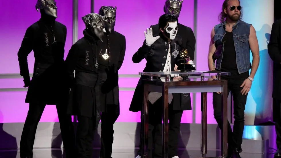 Maskerade vinnare. Svenska Ghost när de tog emot priset för bästa metallåt för "Cirice".