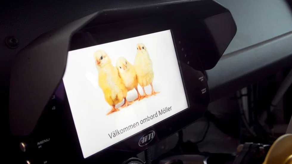 Peter Möller jobbar med ägg i det civila. Det var hans mekaniker snabba att uppmärksamma i nya racerbilen.